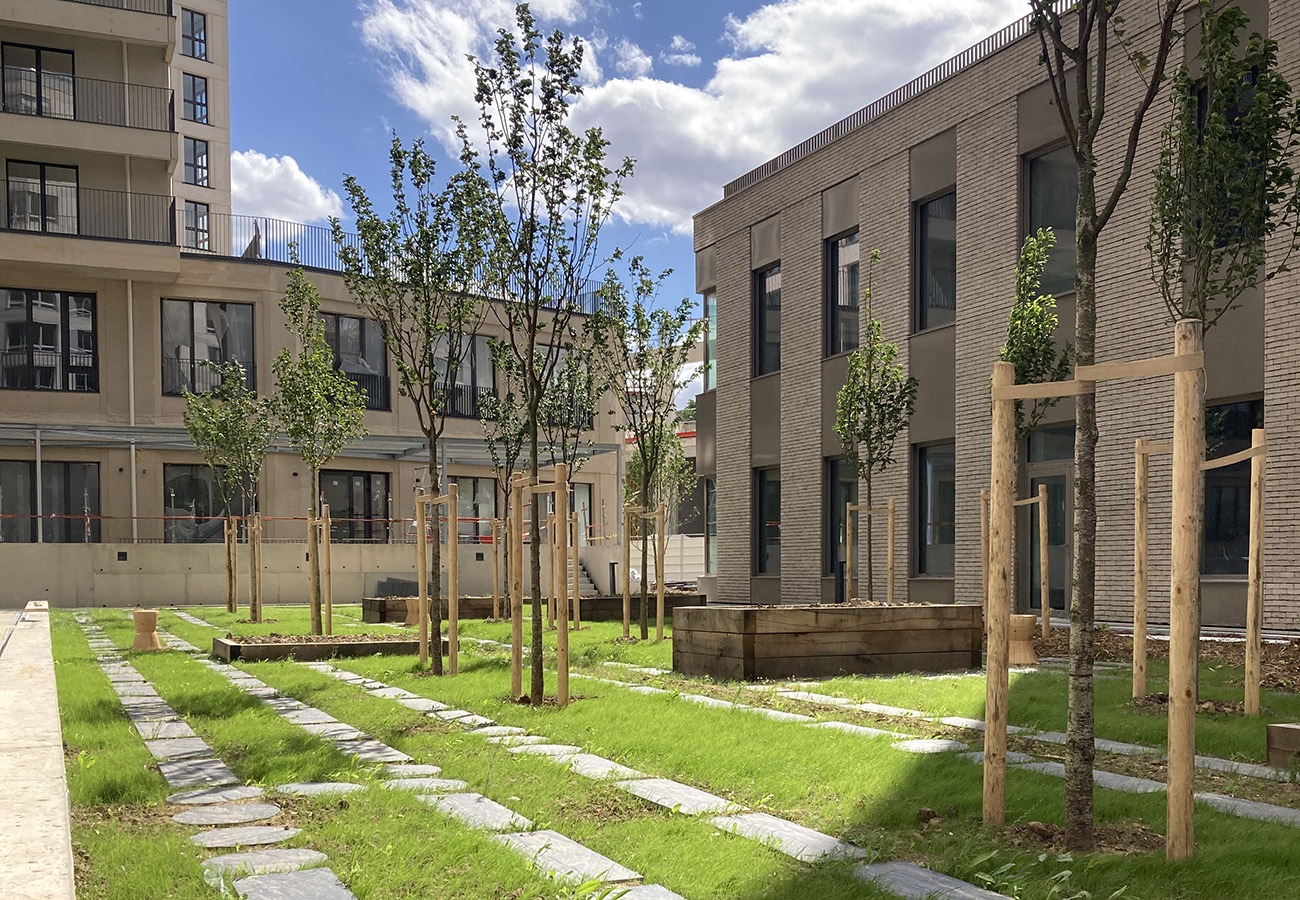 Au centre, le jardin – Logements