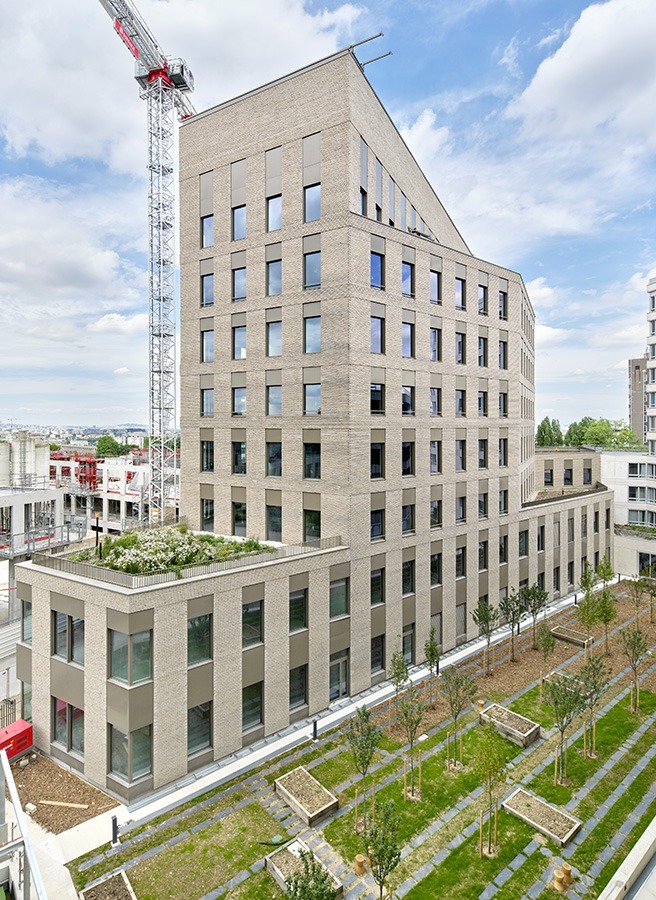 Au centre, le jardin – Bureaux et Laboratoires