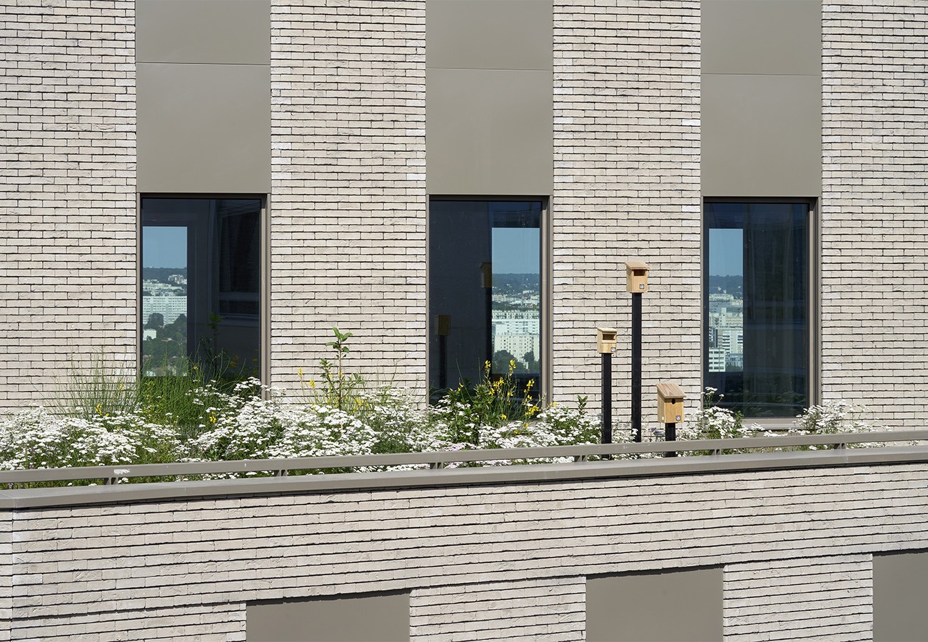 Au centre, le jardin – Bureaux et Laboratoires